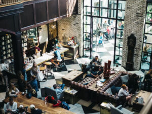 新たな出会いで人生が変わり、良好な人間関係が人生を豊かにする